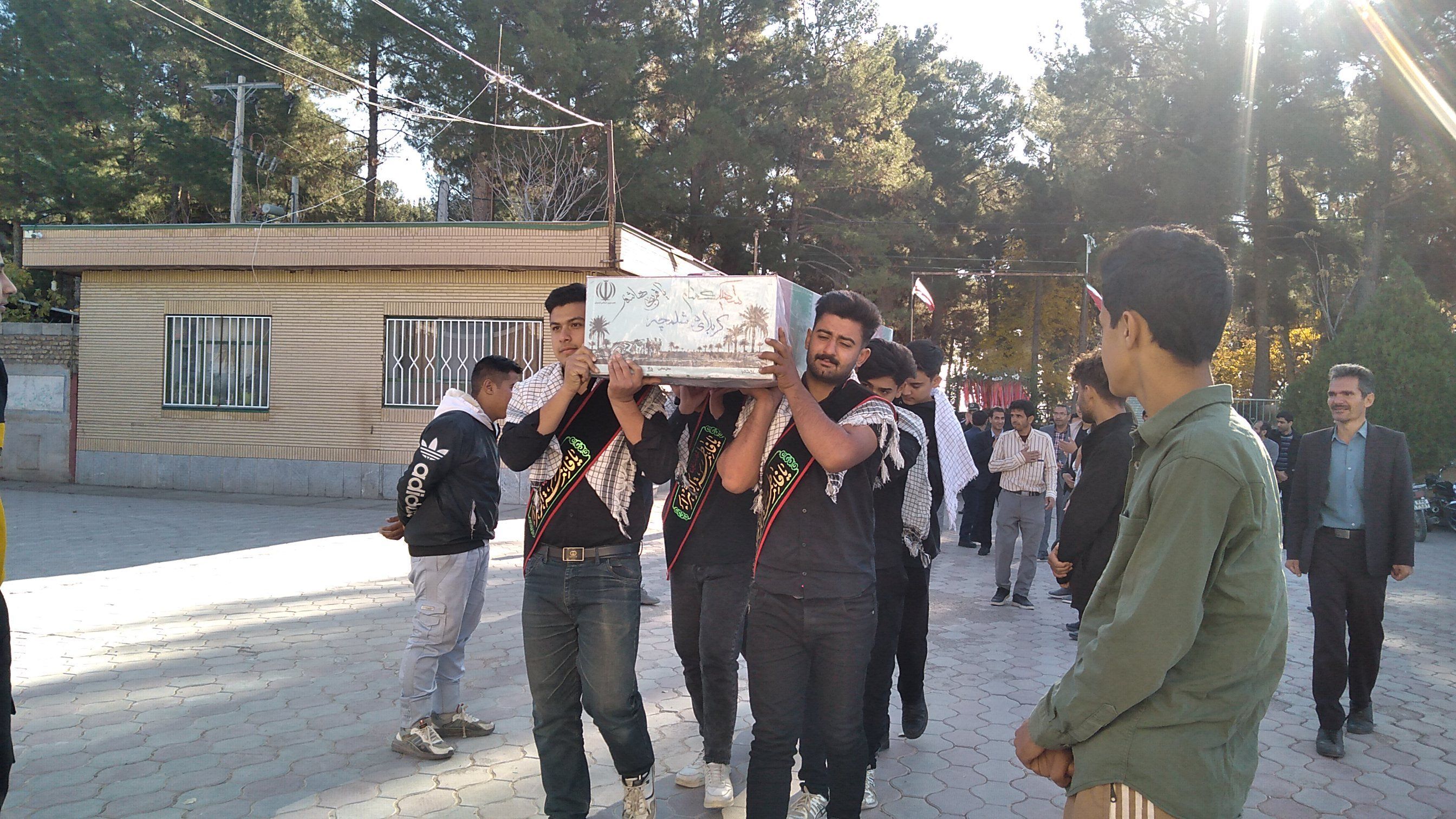 مراسم وداع با شهید گمنام در هنرستان کشاورزی شهید مطهری در شهرستان خلیل‌آباد
