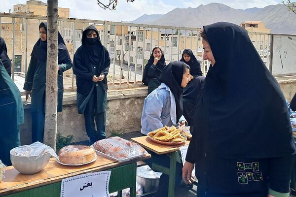 برگزاری بازارچه صنایع دستی و غذا در دبیرستان‌ حضرت‌ معصومه (س) شهرستان فیروزکوه