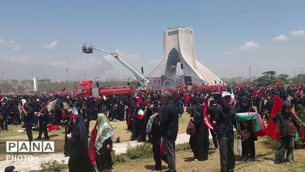 پرچم‌های سرخ بر فراز خیابان‌های تهران؛ بدرقه باشکوه رهبر شهید