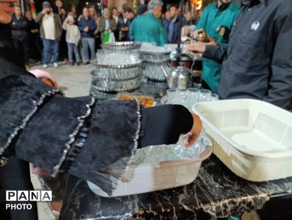 موکب های چایخانه برپا شده در حسینیه امام  خمینی(ره) 