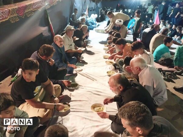 گرامیداشت چهلمین روز تدفین آقای شهید ایران و برگزاری مراسم شب شهادت امام حسن عسکری(ع) با حضور ۸۰۰ نفر