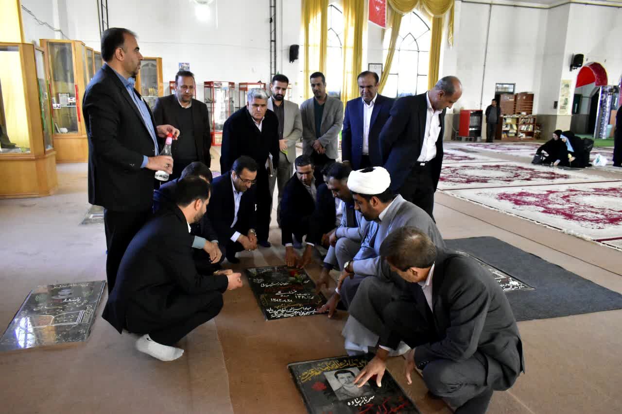 تجدید میثاق مسئولان آموزش پرورش کهگیلویه و بویراحمد با شهدا به‌مناسبت هفته امور تربیت اسلامی