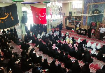 آیین بدرقه و تشییع نمادین پیکر مطهر امام شهید در مسجد صاحب‌الزمان شهرکرد 