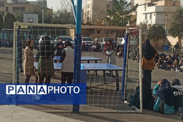 المپیاد ورزشی درون مدرسه‌ای به مناسبت گرامیداشت دهه فجر در آموزشگاه آرمینه مصلی نژاد شهرری