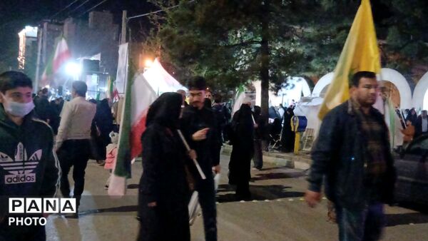 پرچم های ایران بر دستان وطن دوستان نیشابوری 
