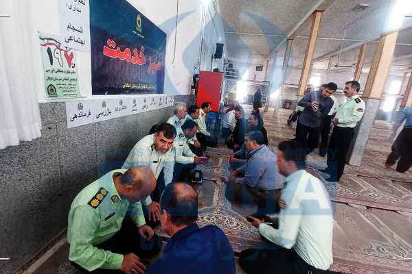 میز خدمت نیروی انتظامی دهگلان پس از نماز جمعه برپا شد