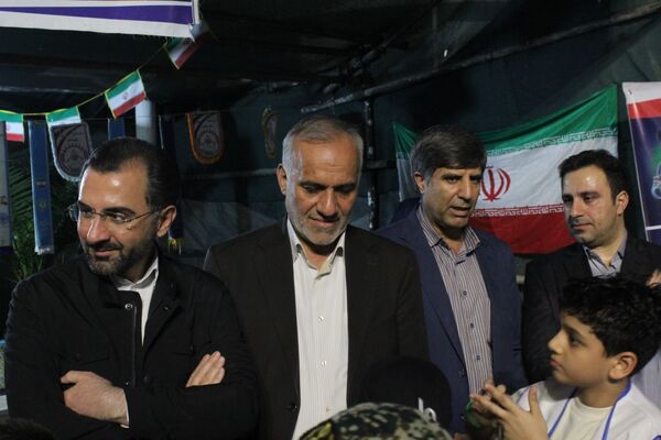 بازدید قائم‌مقام سازمان دانش‌آموزی از غرفه نوجوان مبارز و شهدای دانش‌آموز ورامین