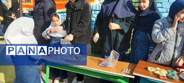 بازارچه دانش‌آموزی به‌مناسبت دهه فجر در مدرسه ربابه هاشمیان یزدی