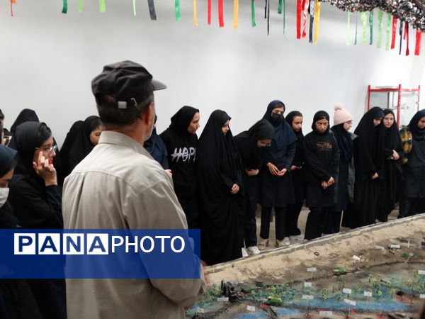 بازدید دانش‌آموزان از موزه دفاع مقدس شهرکرد