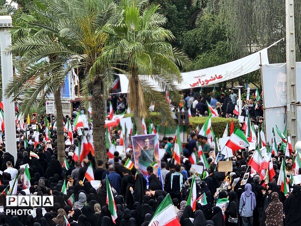 وداع باشکوه بندرعباس با دریابان شهید علیرضا تنگسیری؛ پیکر فرزند دریا بر دستان مردم تشییع شد
