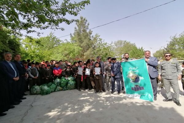 حضور دانش‌آموزان پیشتاز دبستان شهید شوشتری در کوهستان پارک شهرستان فاروج