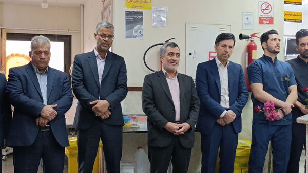 اهدای گل توسط دانش‌آموزان به پرستاران به مناسبت روز پرستار 