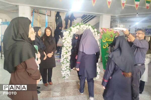 جشن جوانه‌ها در دبیرستان هیئت‌امنایی فرشتگان شیراز
