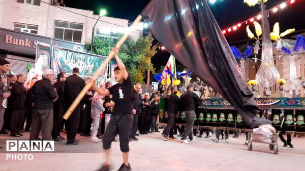 شبی دیگر از مراسم عزاداری شب‌های دهه اول محرم در شهرستان درگزین با حضور هیات عزاداران