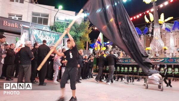 شبی دیگر از مراسم عزاداری شب‌های دهه اول محرم در شهرستان درگزین با حضور هیات عزاداران
