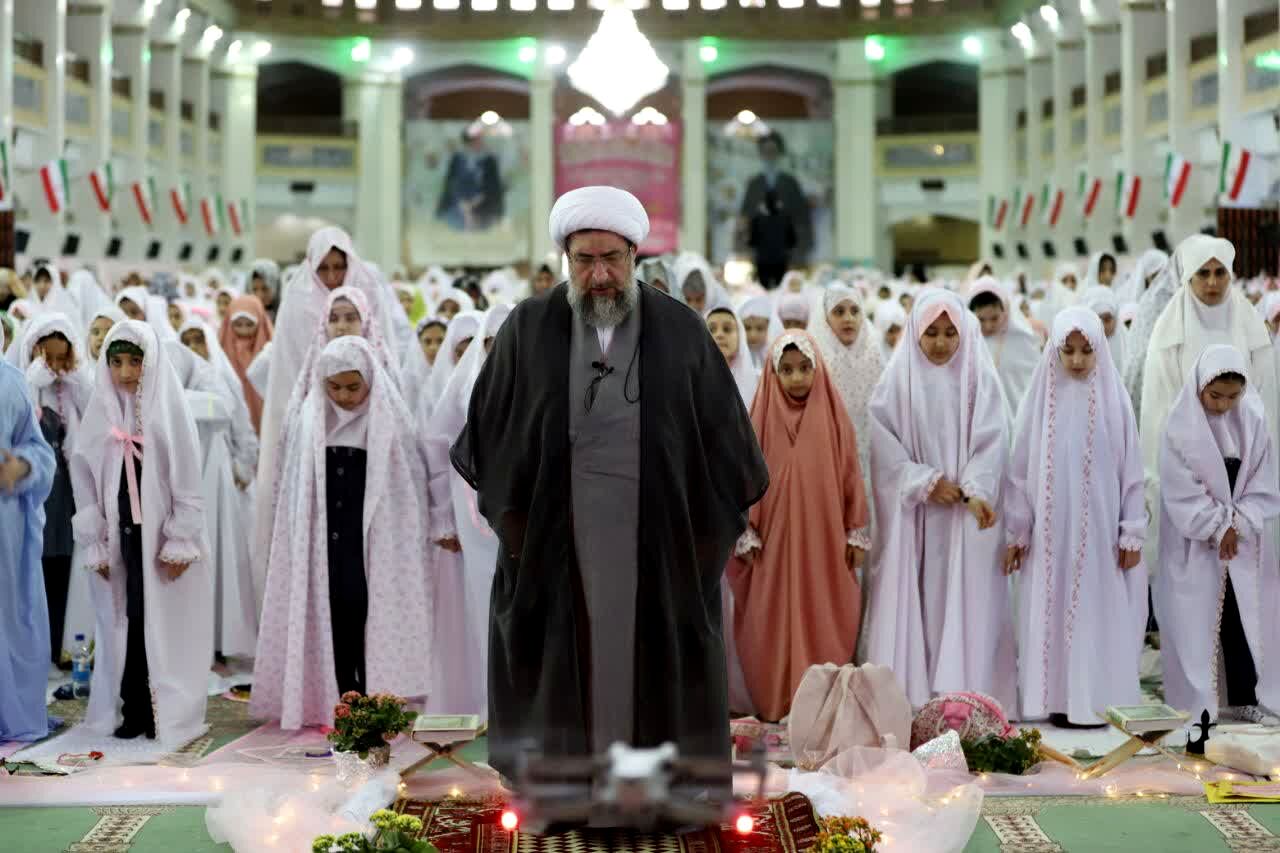 سجاده‌های صورتی با اولین ندای الله اکبر زیر پرچم ایران
