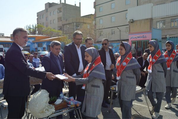 حاج مجید خوئی و بانو کمپانی، سازندگان ۹ کلاس جدید برای دختران بهارستانی