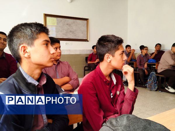 هدایت تحصیلی دانش‌آموزان در دبیرستان میثاق 