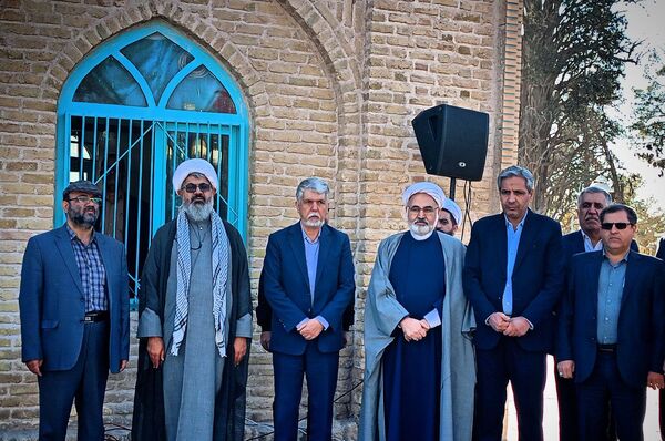 وزیر فرهنگ و ارشاد اسلامی غبار از مزار شهدای امامزاده سید حمزه کاشمر برداشت