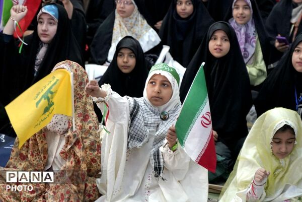  شور و شعور دخترانه در جشن میلاد حضرت معصومه (س) در همدان