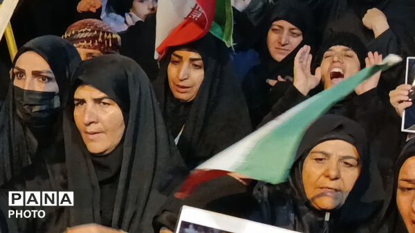 حضور با شکوه قشرهای مختلف مردم دلفان در پانزدهمین اجتماع شبانه در میدان امام خمینی(ره)