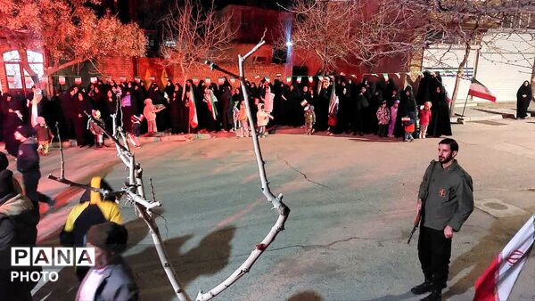 حضور یکپارچه مردم روستای آبنیه در وداع با امام خامنه‌ای