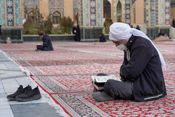قرائت دعای‌ام داوود در حرم مطهر رضوی