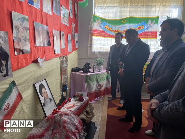 گشایش نمایشگاه مدرسه انقلاب در هنرستان عالمه باخرز