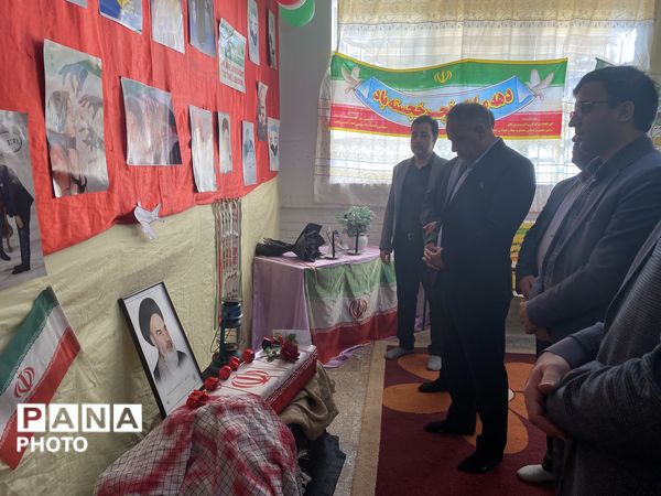 گشایش نمایشگاه مدرسه انقلاب در هنرستان عالمه باخرز