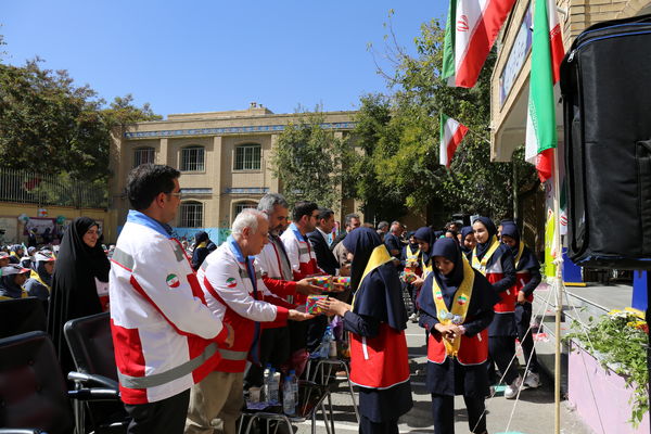 جشن عاطفه‌ها در دبیرستان ۱۳ آبان تبریز