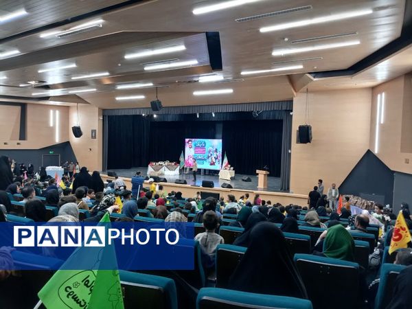 پایان شیرین دوره‌های آموزشی «غنچه‌های نور» با حضور چهره محبوب کودک و نوجوان در کاشان