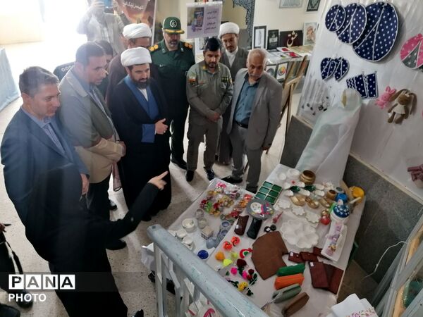 افتتاح نمایشگاه دست سازه‌های هنری در هفته مشاغل