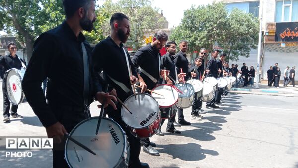 خیابان امام در روز تاسوعای حسینی حال و هوای دیگری میدهد 
