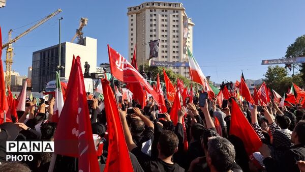خروش مردم ایران زمین در مشهد مقدس برای وداع با رهبر شهید انقلاب