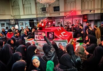 وداع خانواده شهدای دانش‌آموز در معراج شهدای کرمانشاه