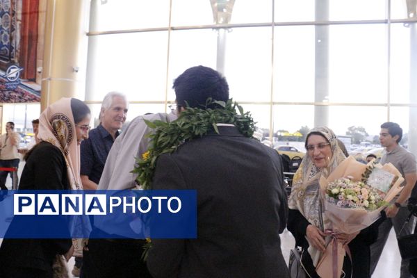 استقبال پرشور از دانش‌آموز مشهدی قهرمان المپیاد جهانی نجوم و اخترفیزیک