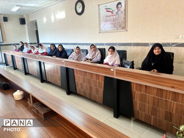 اولین جلسه آموزش خبرنگاری برای دانش‌آموزان پانا در هشتگرد 