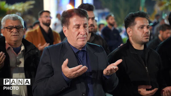نماز استغاثه به امام زمان (عج) در شصت و دومین قرار عاشقانه، میدان امام خمینی(ره) شهرستان کوهدشت