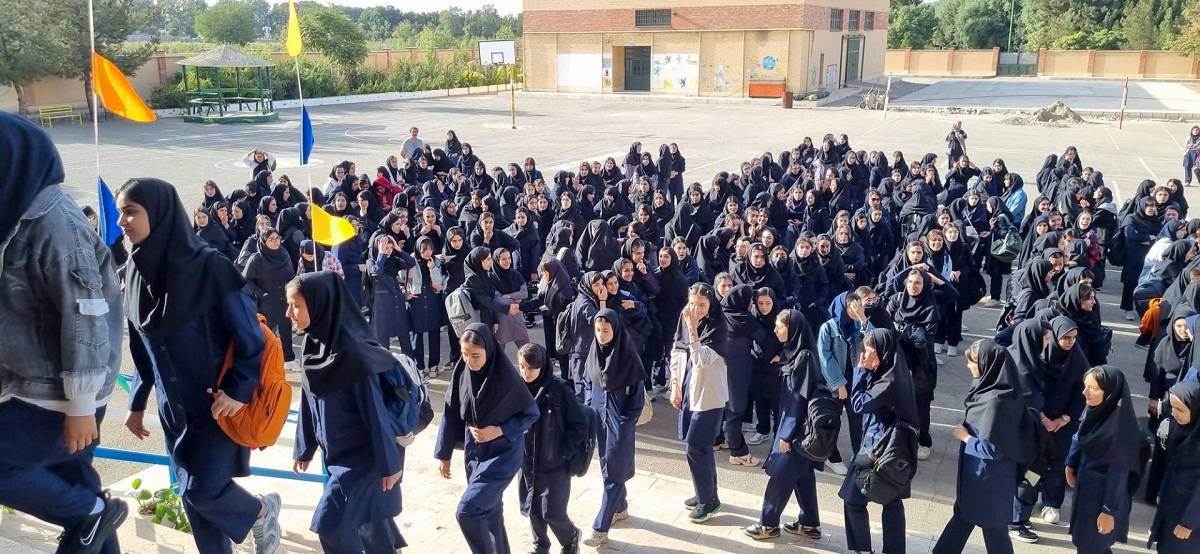 با آغاز سال تحصیلی جدید زنگ مهر و ایثار در دبیرستان موفقیان نظرآباد به صدا درآمد