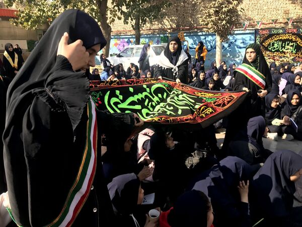 دبیرستان متوسطه اول دخترانه انقلاب میزبان شهید گمنام شد 