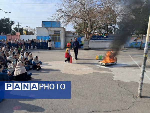 آموزش پیشگیری از مخاطرات چهارشنبه سوری در دبستان سمیه