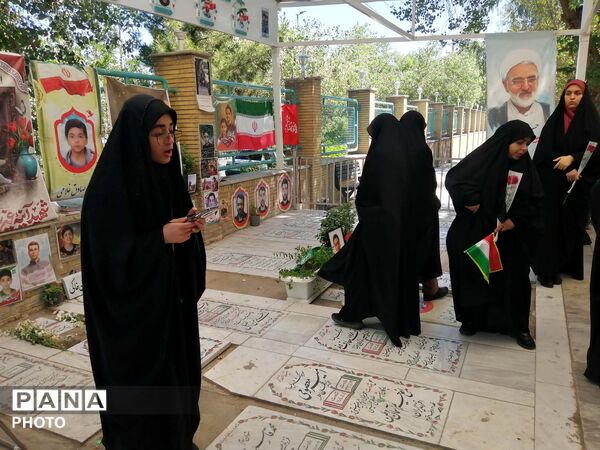 آیین گلباران مزار شهدا در سالروز تاسیس سازمان دانش‌آموزی
