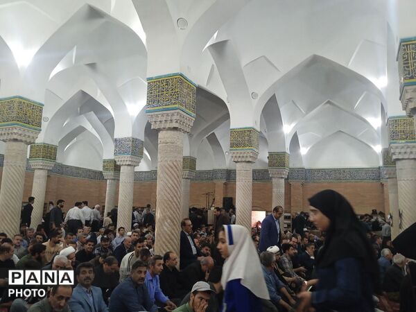 مراسم گرامیداشت رهبر شهید در مسجد جامع سنندج