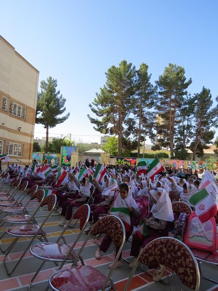 برگزاری جشن شکوفه‌های کلاس اولی‌ها در مدرسه دخترانه امام خمینی(ره) 