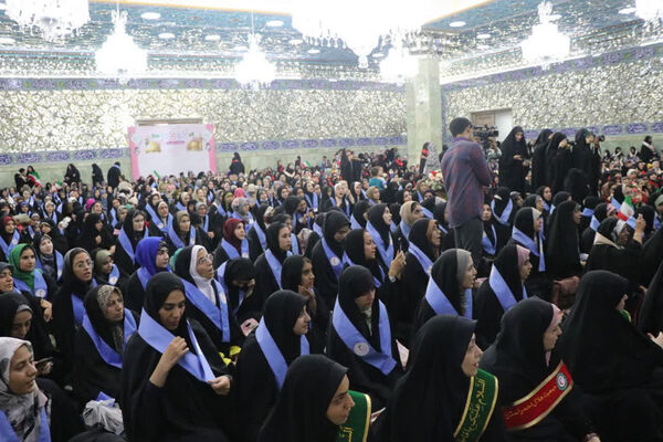 همایش تجلیل از دختران عضو هلال احمر در قم