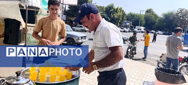 توزیع شربت و شیرینی به مناسبت میلاد پیامبر اسلام (ص) 