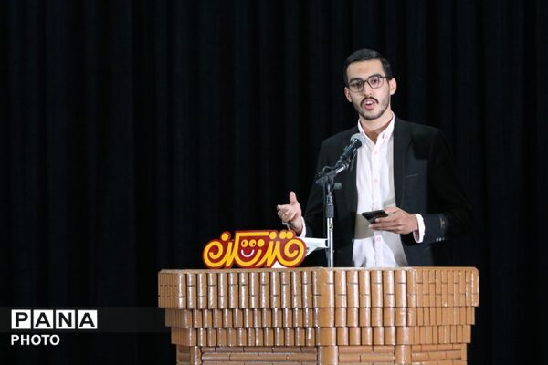 میزبانی میبد از طنزپردازان یزدی در شبی سرشار از لبخند