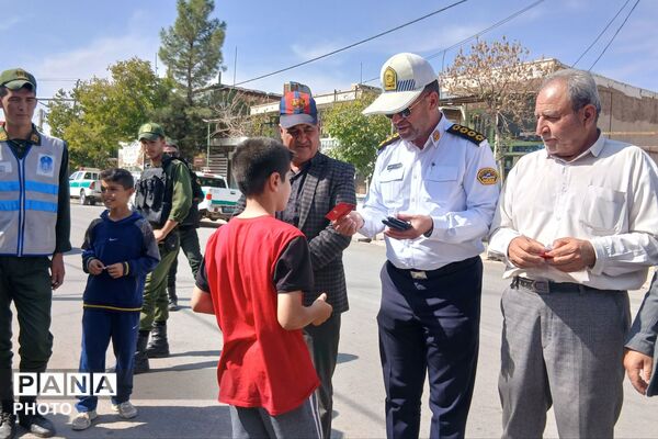 رکاب‌زنی دوچرخه سواران همزمان با گرامیداشت هفته نیروی انتظامی و روز جهانی کودک