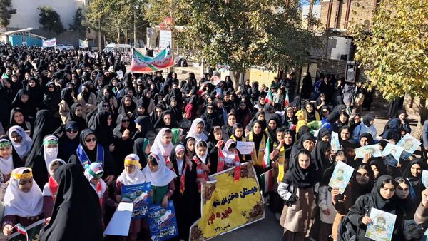 روز ۱۳ آبان: درخششی دیگر در تاریخ شهرستان سلسله با راهپیمایی دانش‌آموزان و مردم