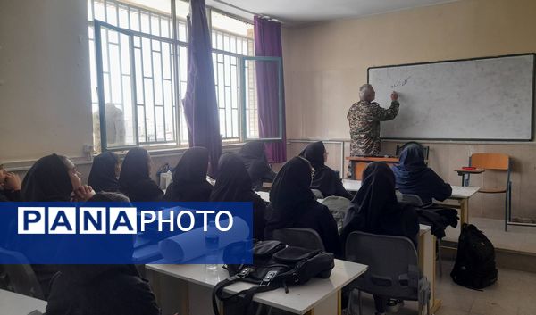 برگزاری کارگاه آموزشی تیر اندازی با اسلحه در هنرستان آفرینش پردیس 